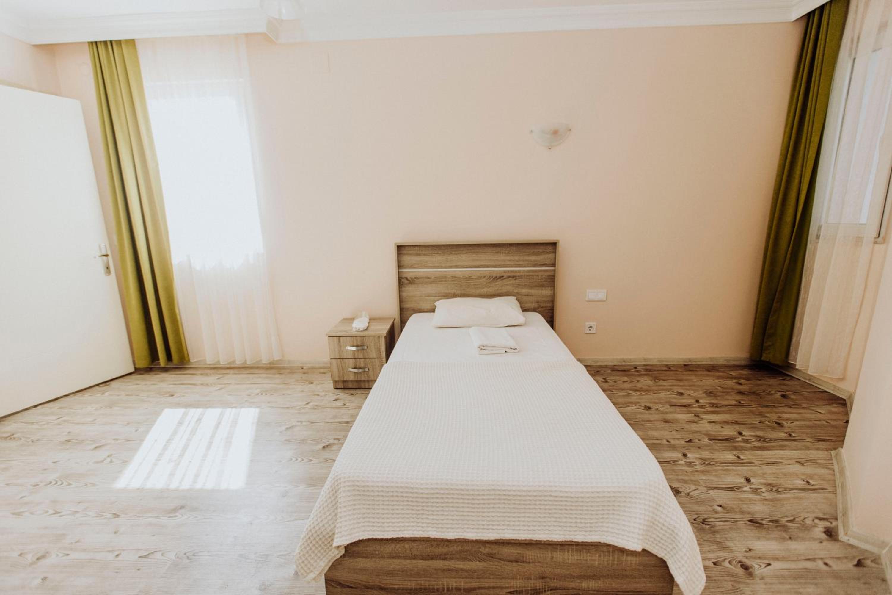 Deluxe King Suite - Photo 6
