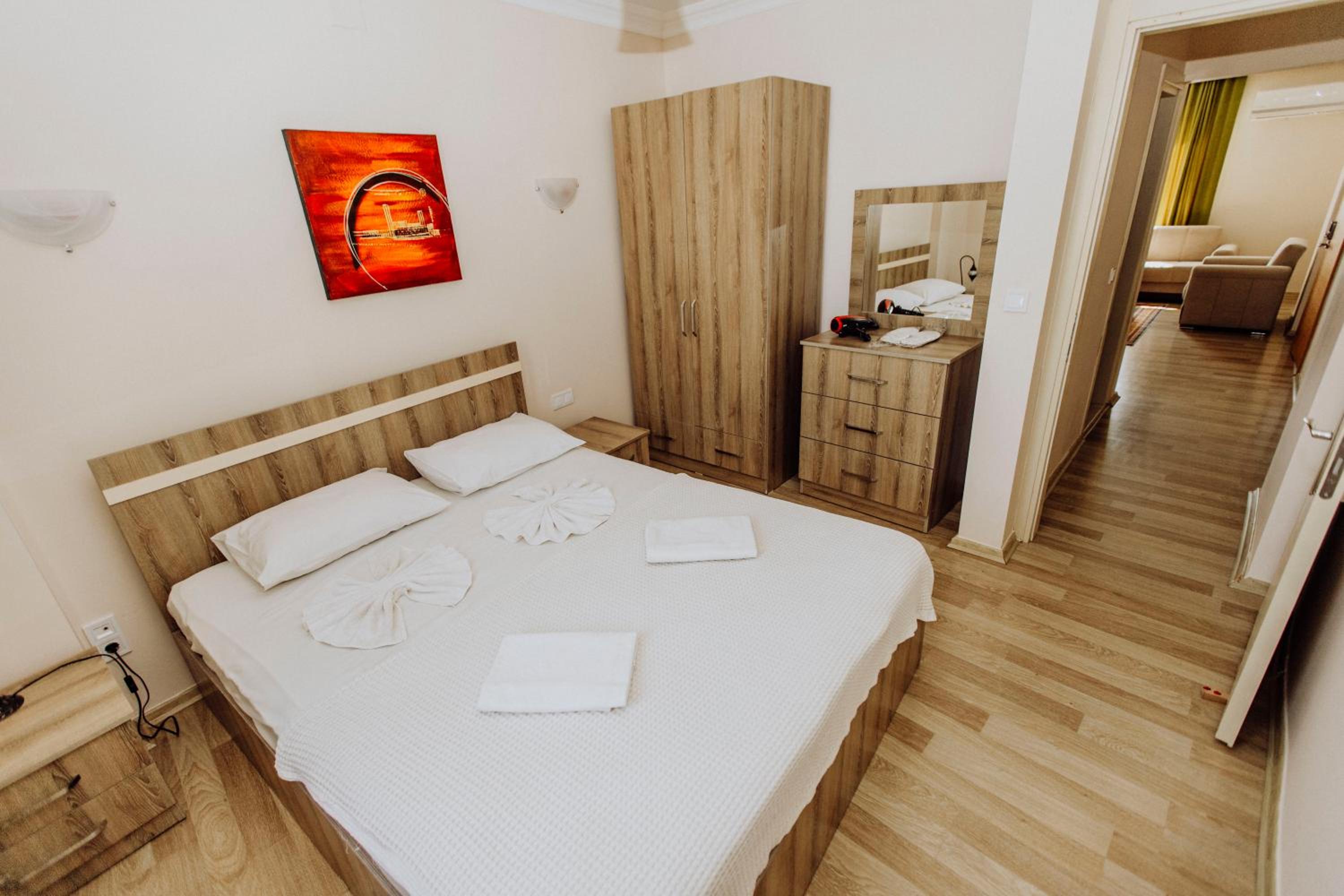 Large Double Room - Photo 3