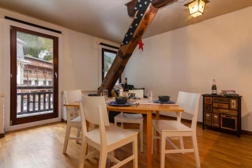 Apartment with Balcony photo 2