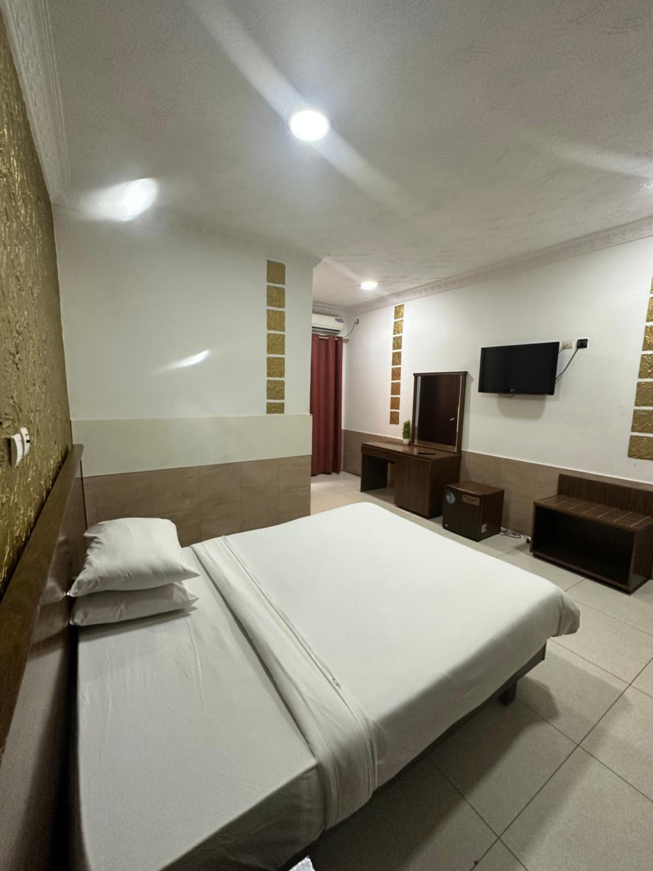Deluxe Room (2 Adults + 1 Child)
