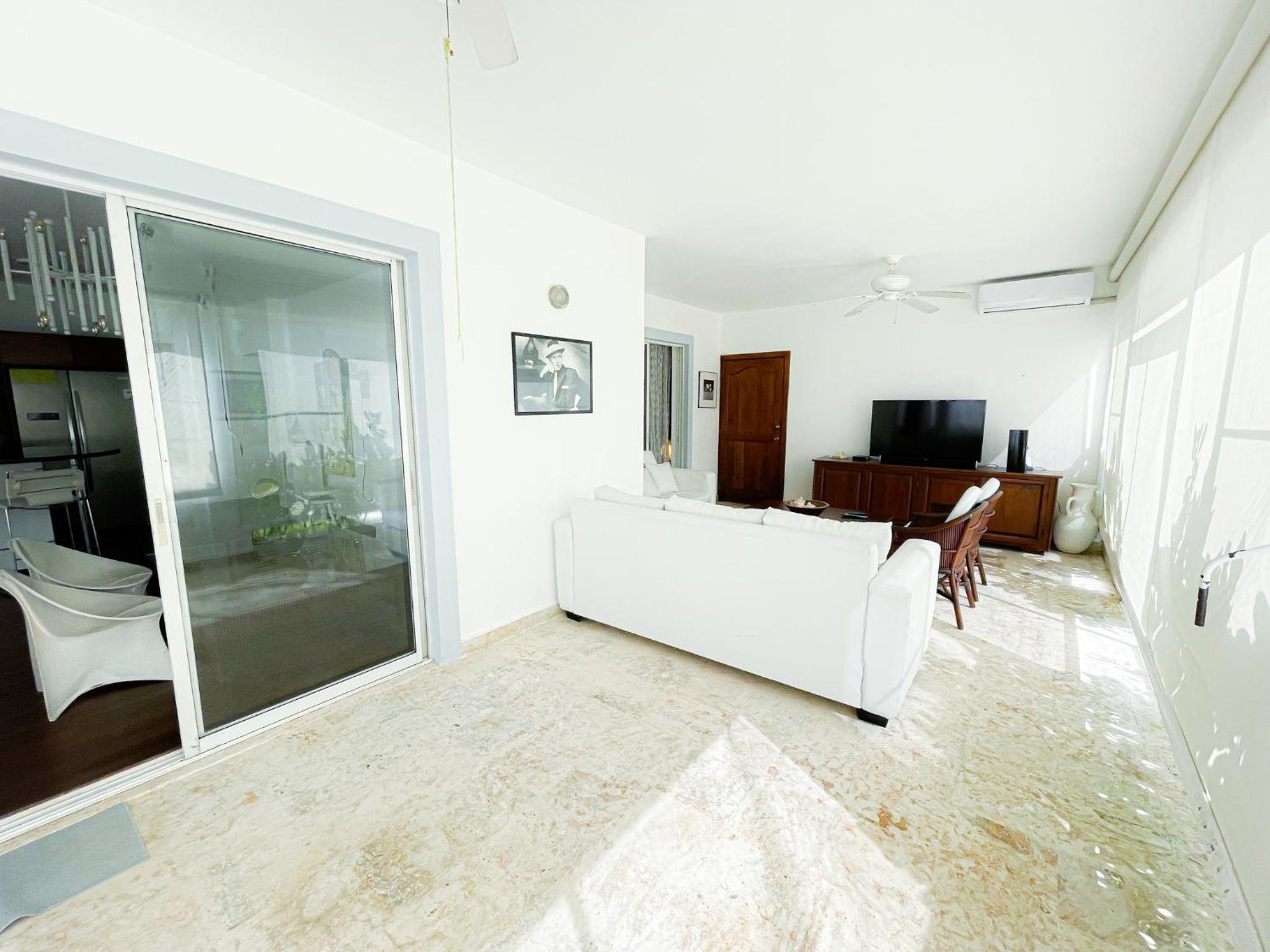 Apartment with Pool View