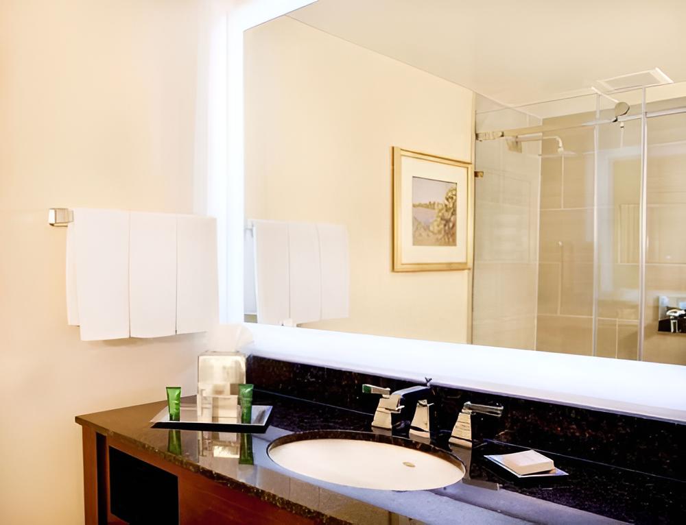 Double Room with Two Double Beds - Disability Access with Bathtub photo 3