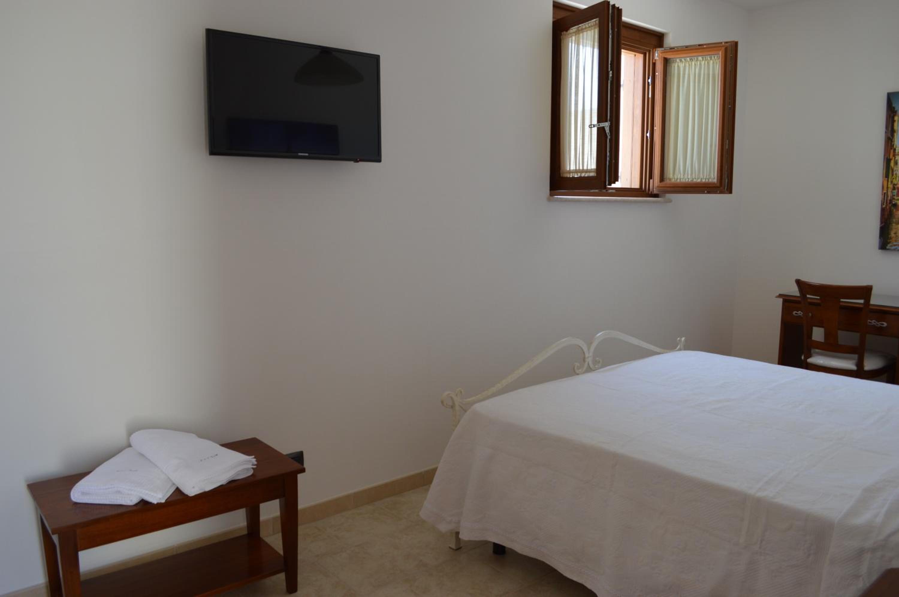 Superior Triple Room with Terrace and Sea View - Photo 3