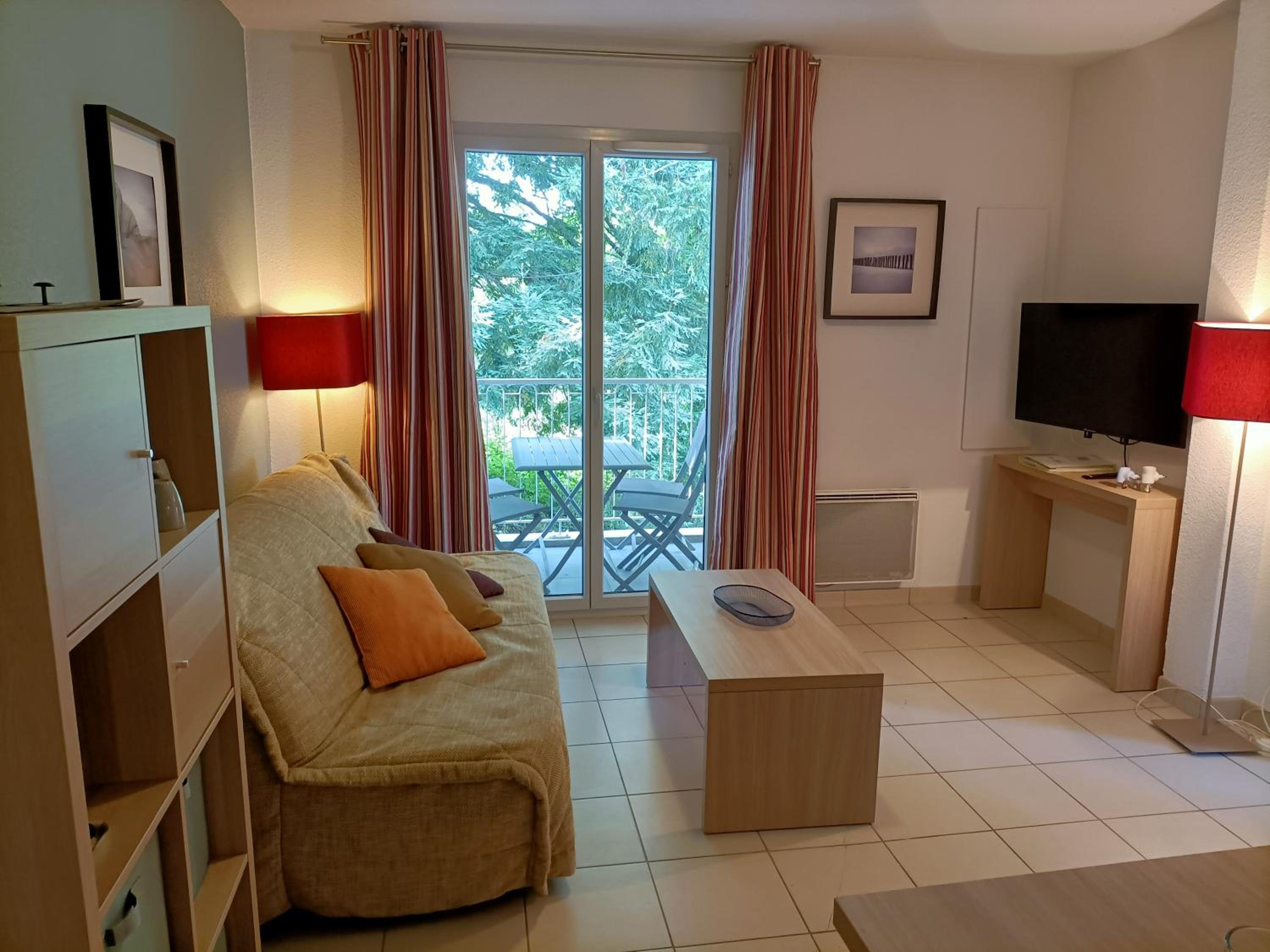 Apartment with Balcony photo 1
