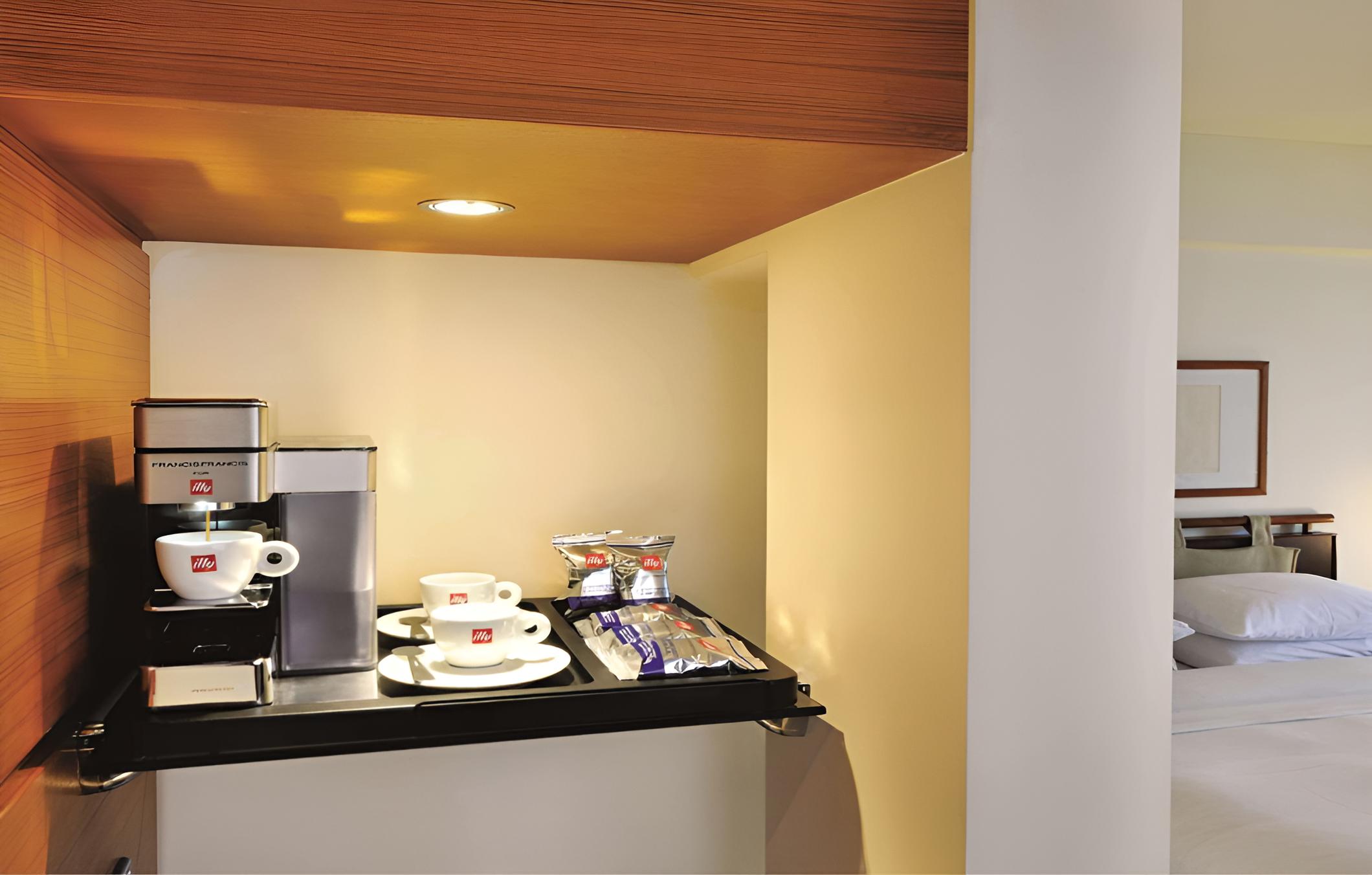 Business Deluxe Deluxe Queen Room with Garden View