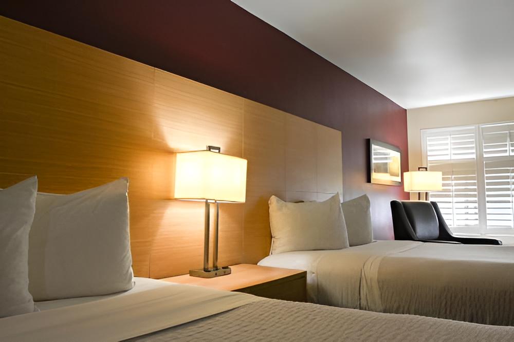 Queen Room with Two Queen Beds - Mobility Access/Non-Smoking photo 2