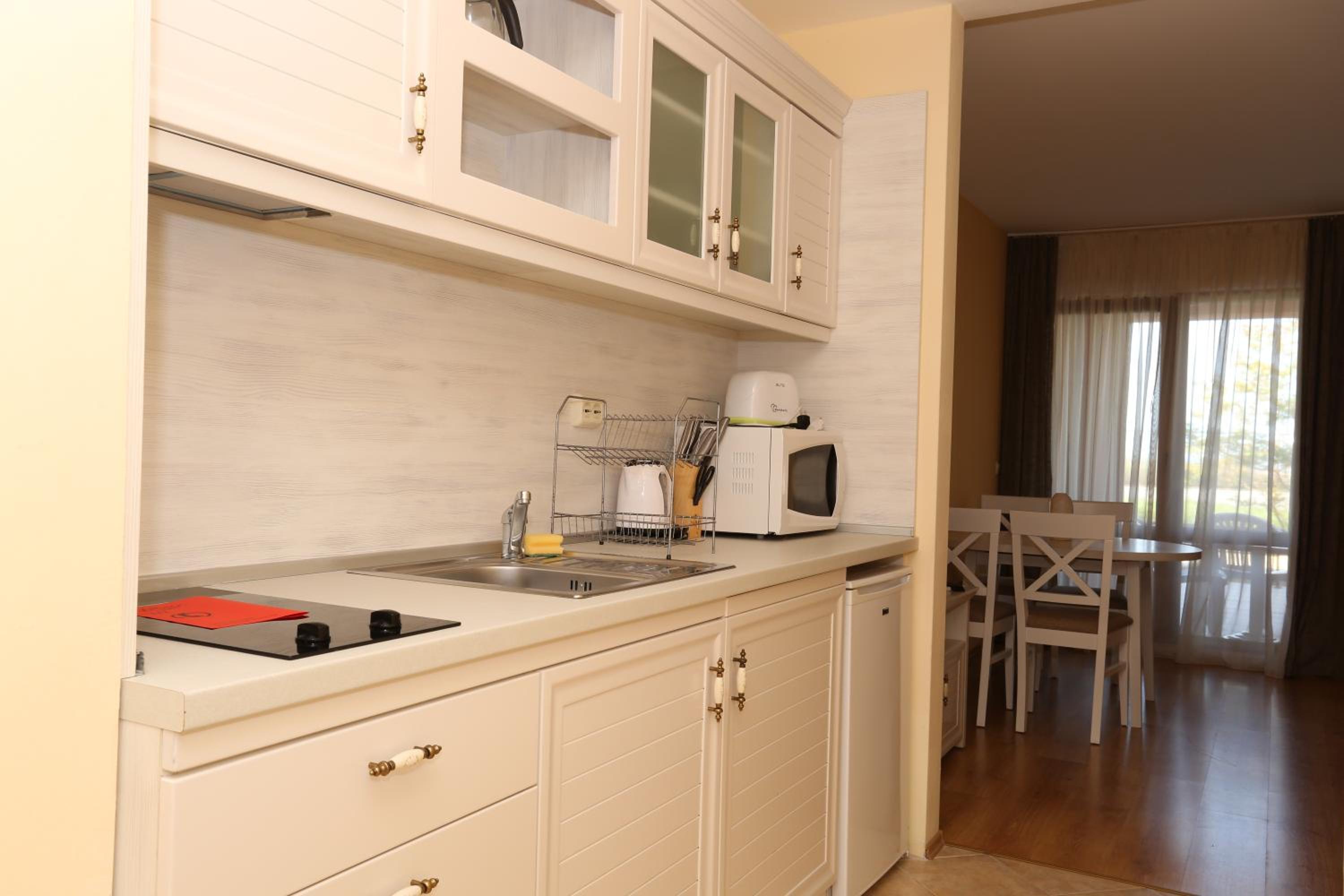 Studio with Balcony (2 Adults + 2 Children) - Photo 7
