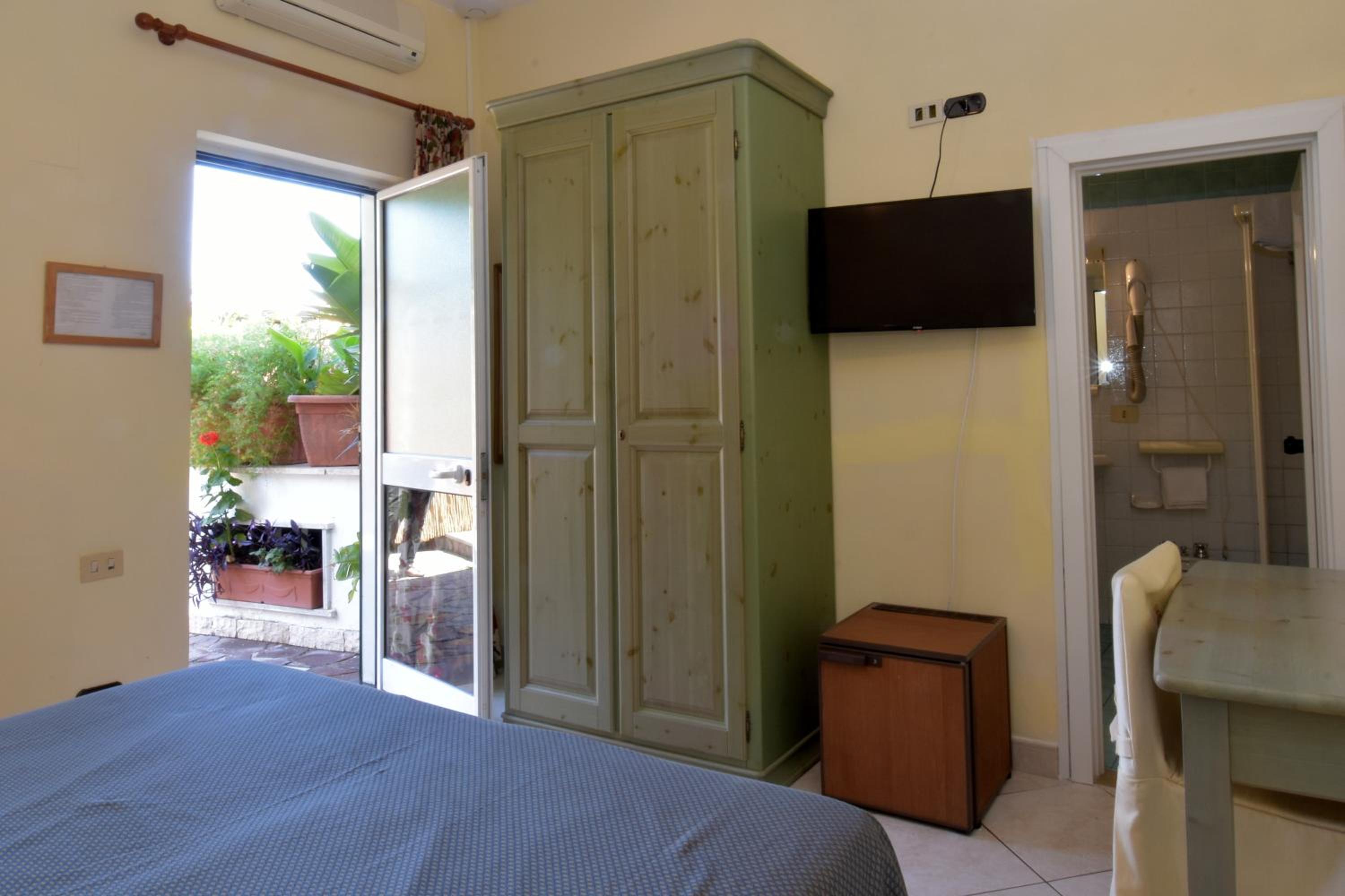 Bungalow with Garden View - Photo 1