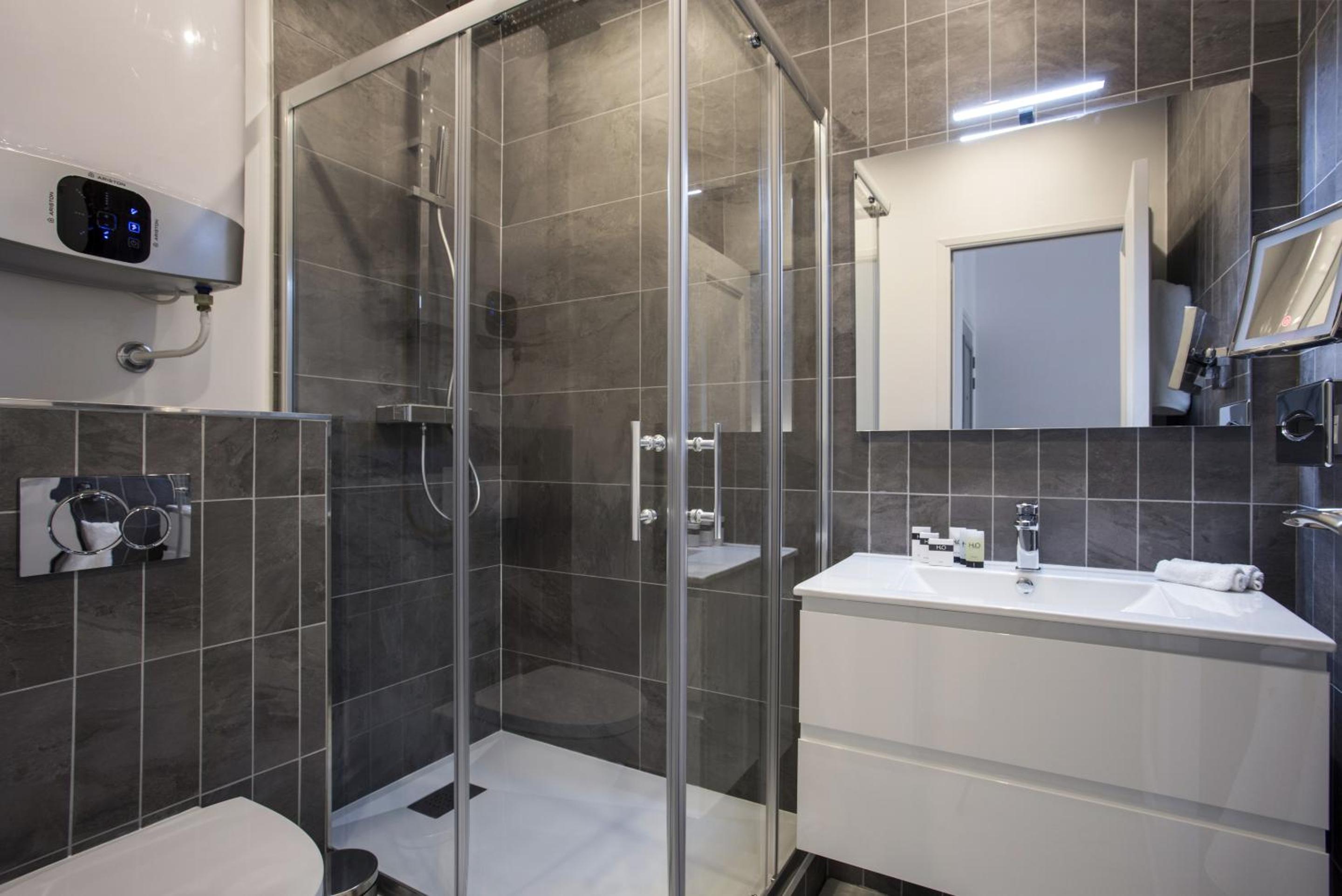 Deluxe Double Room with Balcony photo 3