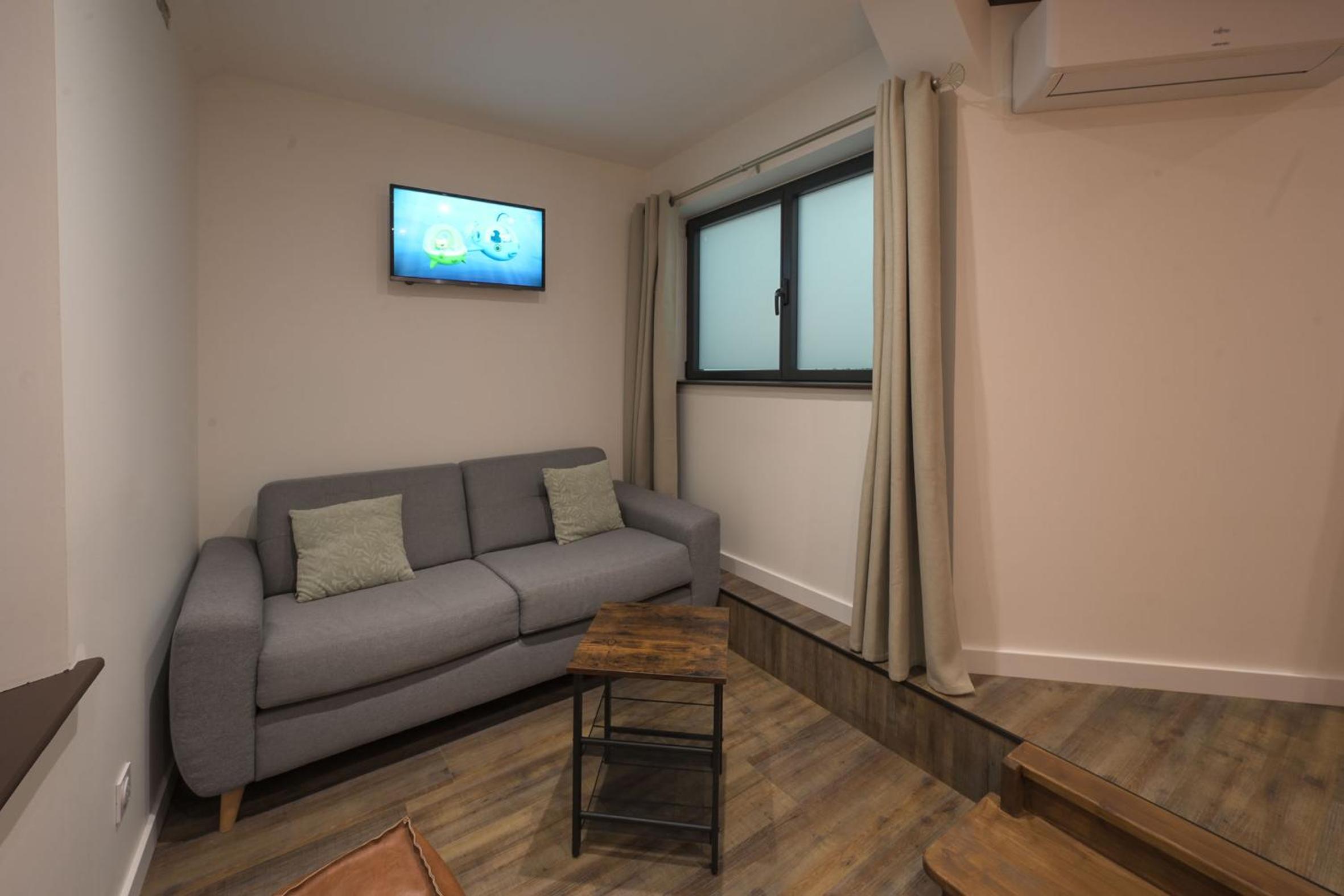 Family Room - Photo 2
