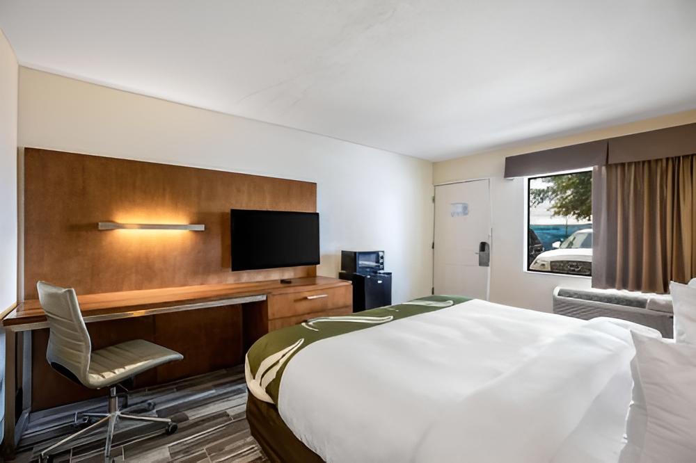 King Room - Accessible/Smoking photo 2