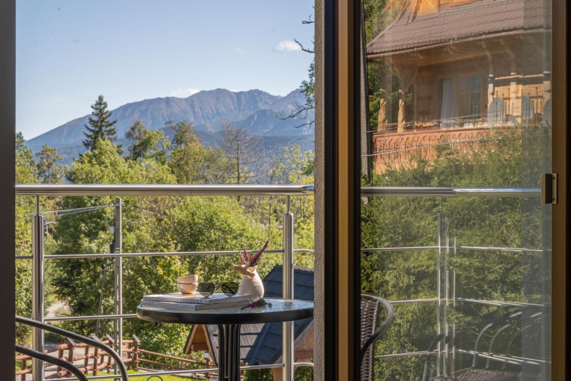 Apartment with Mountain View