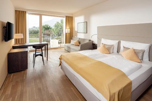 Double Room with Balcony and Garden View