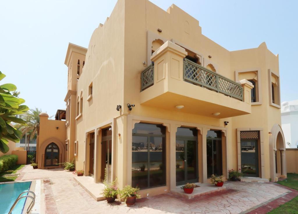 Five-Bedroom House photo 1