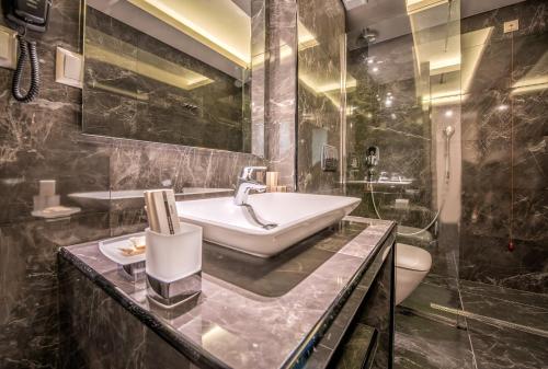 Deluxe King Suite