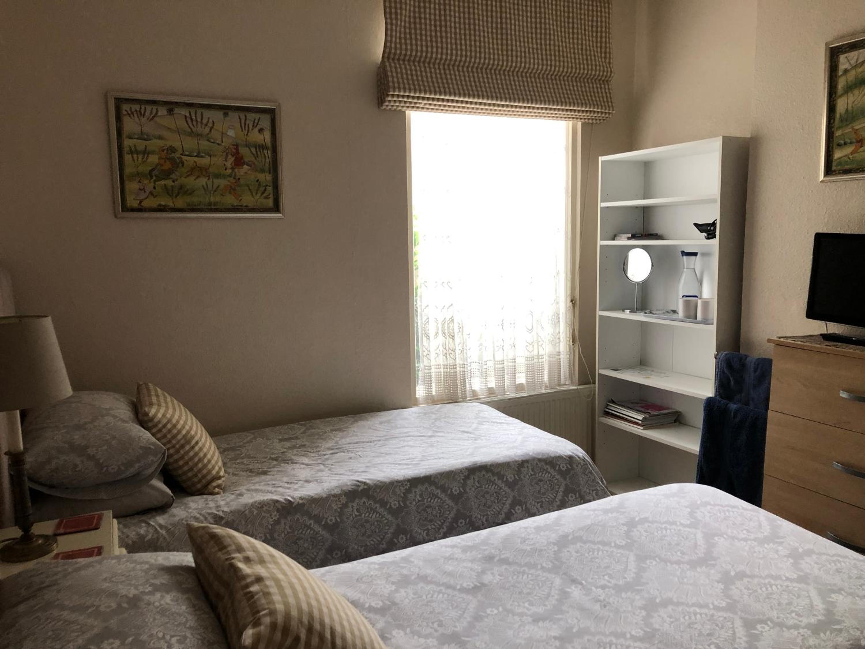 Budget Twin Room photo 3