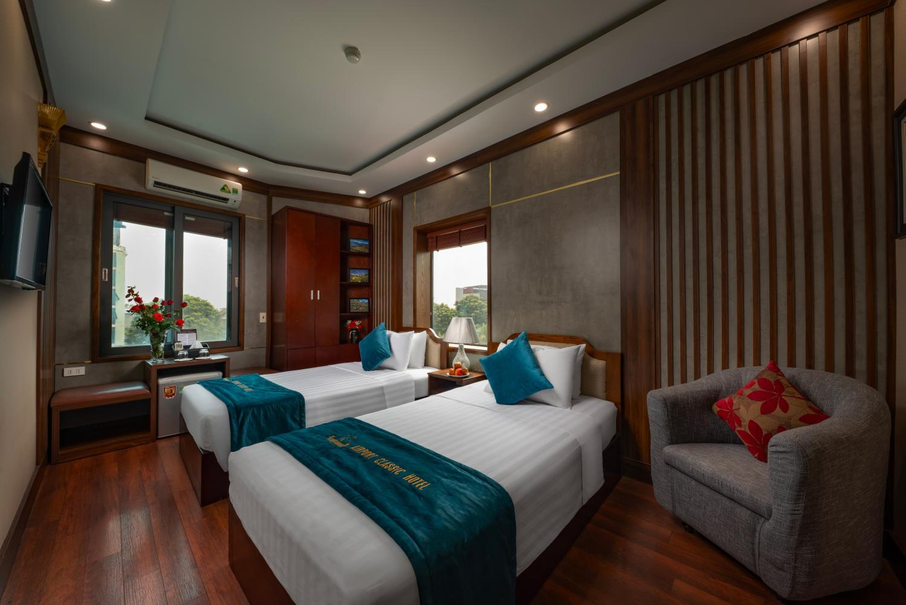 Superior Twin Room with City View photo 3
