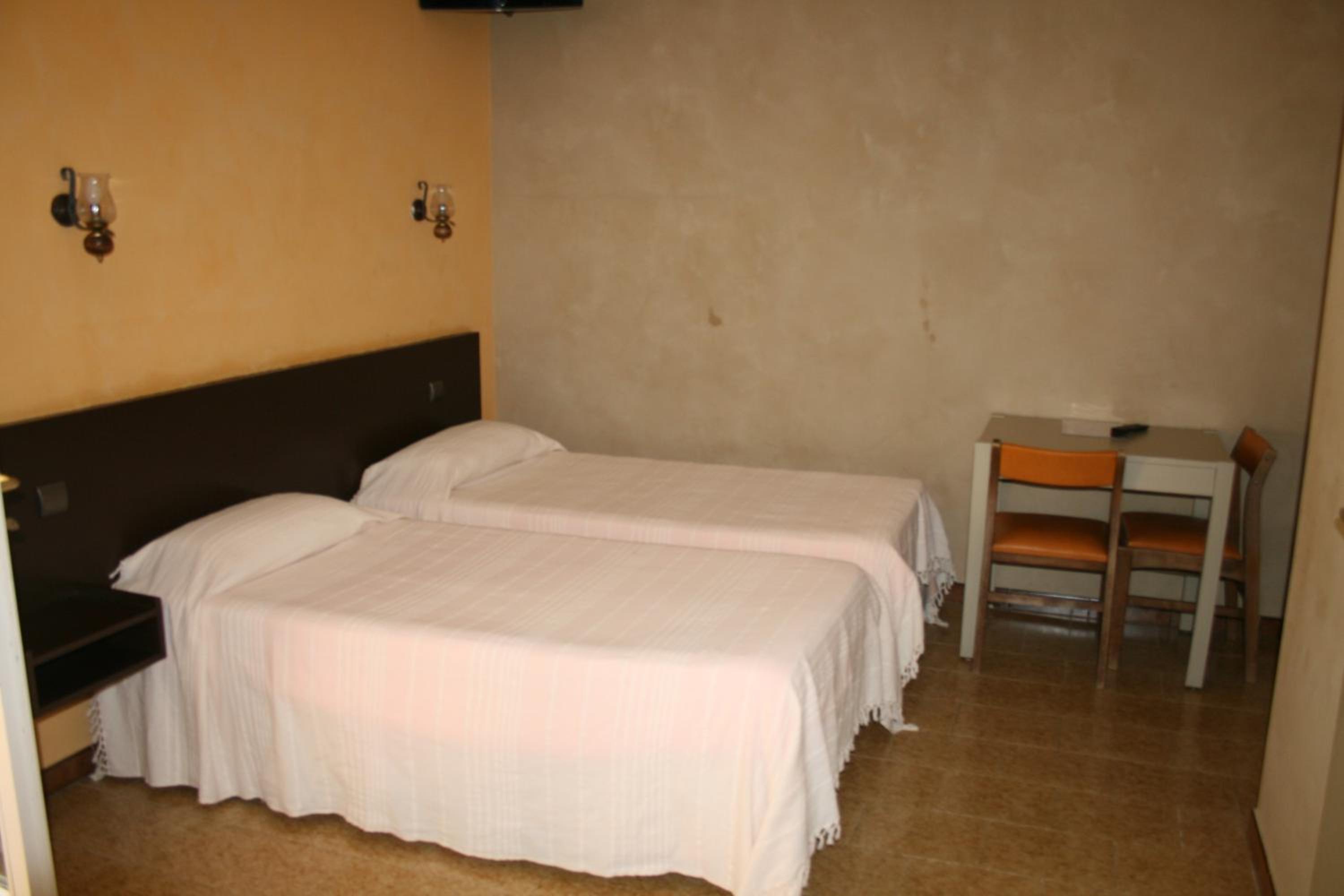 Twin Room with Private Bathroom photo 3