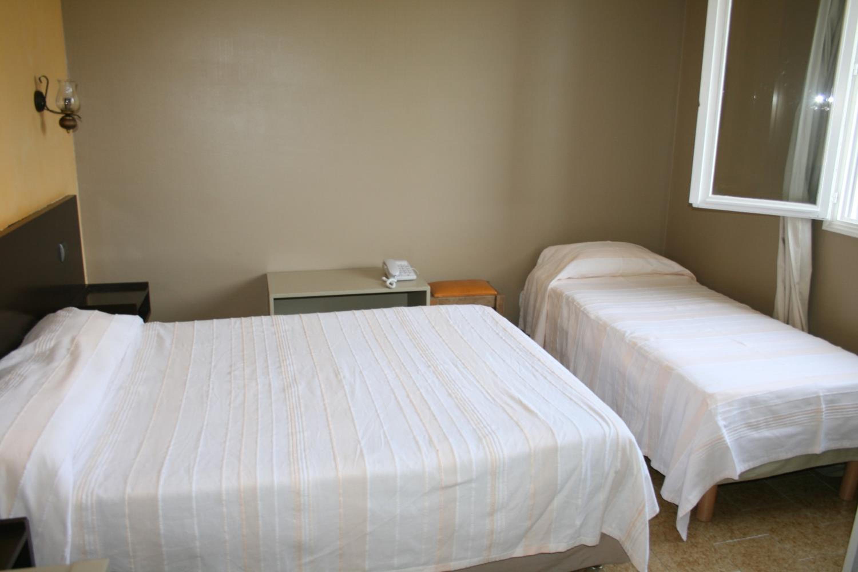 Twin Room with Private Bathroom photo 2