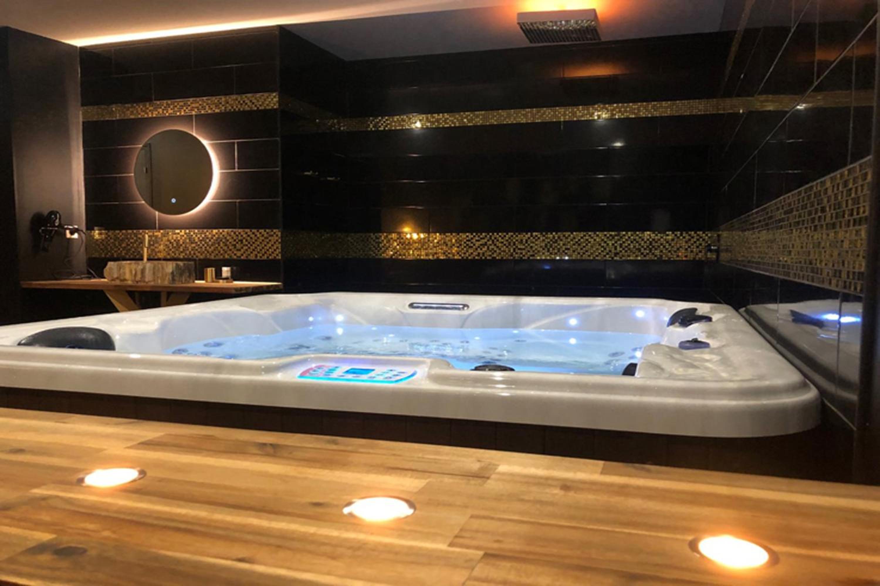 King Suite with Spa Bath - Photo 9