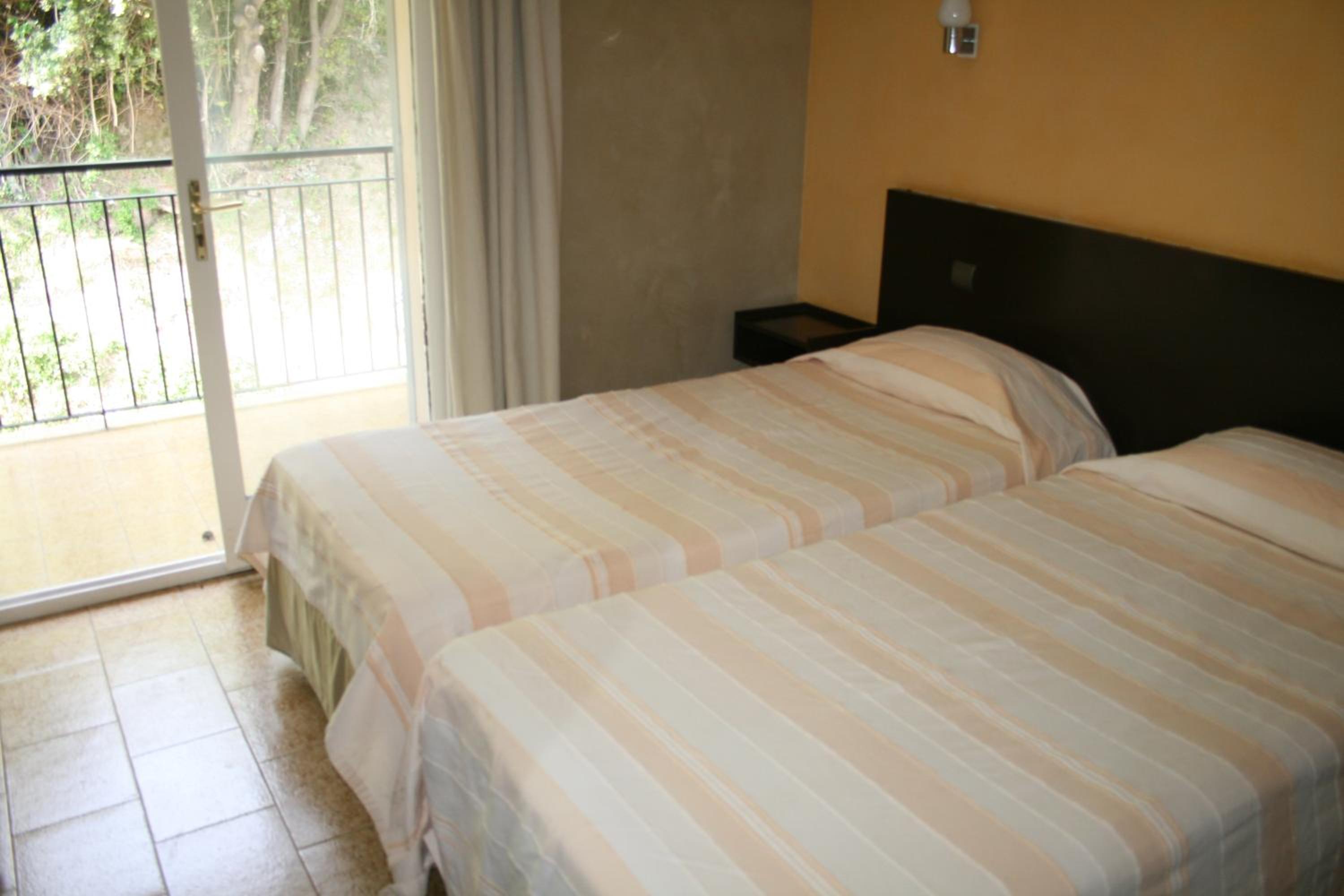 Twin Room with Private Bathroom photo 1