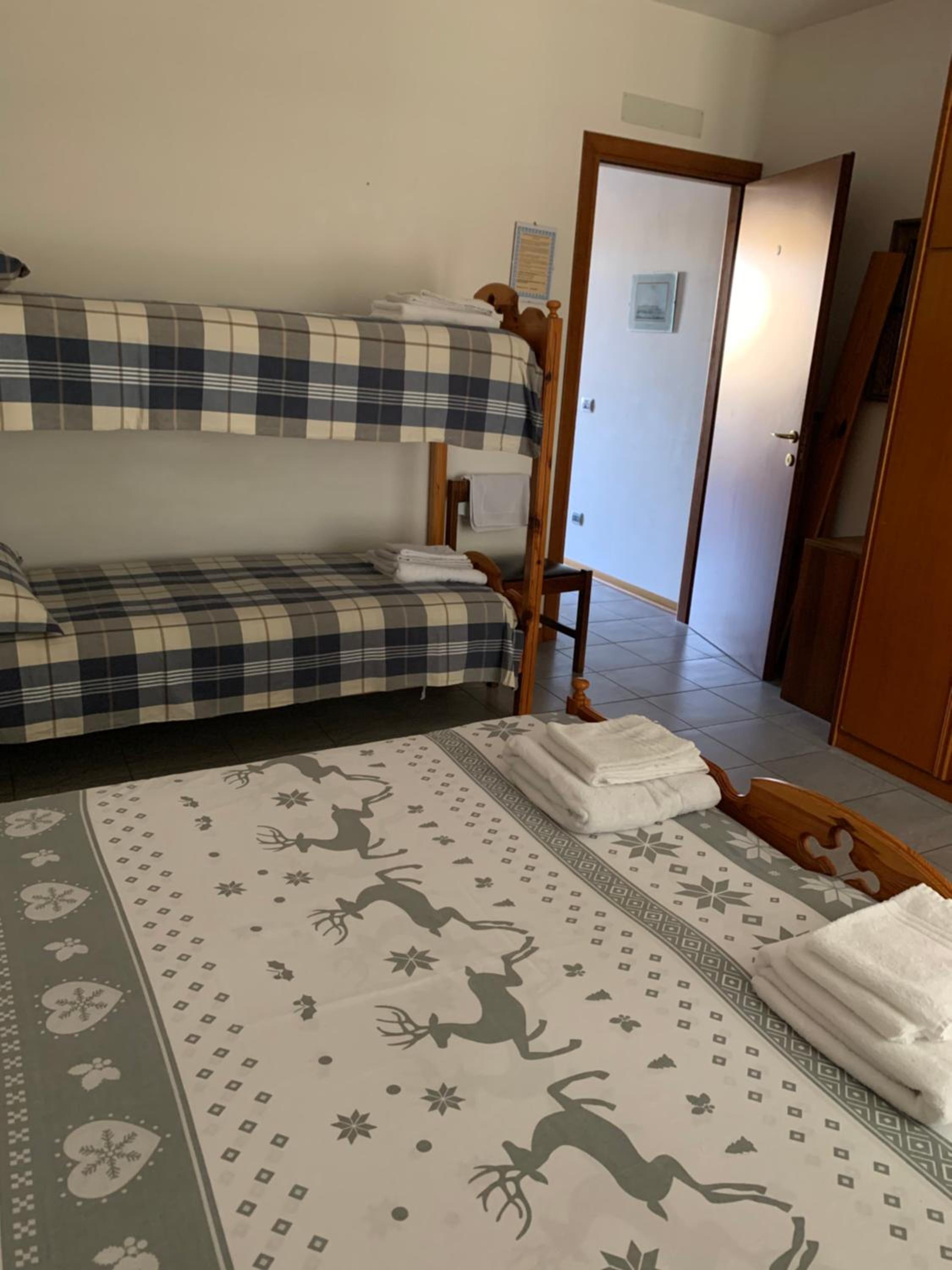 Quadruple Room with Shared Bathroom photo 2