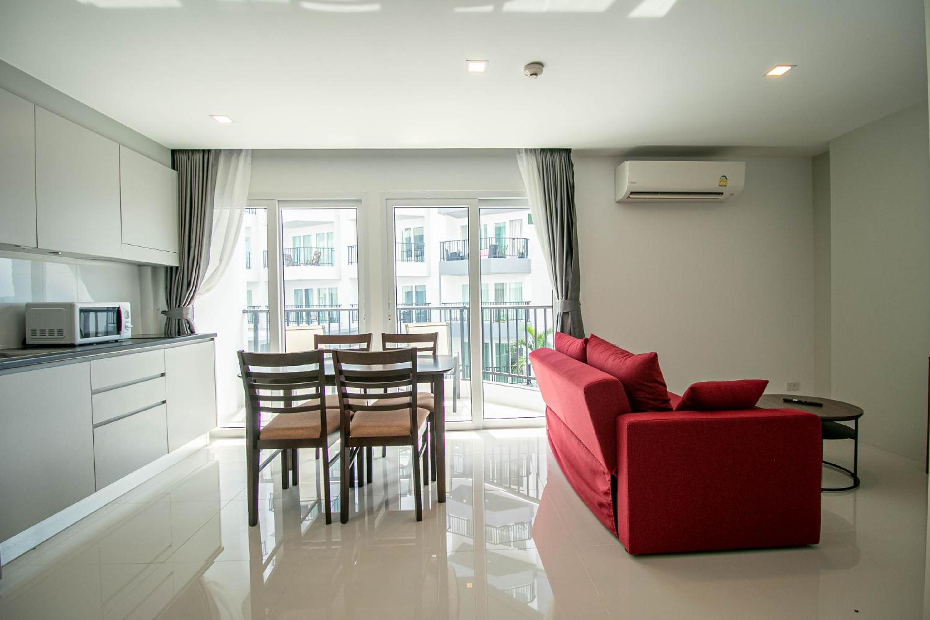 Apartment with Terrace - Photo 4