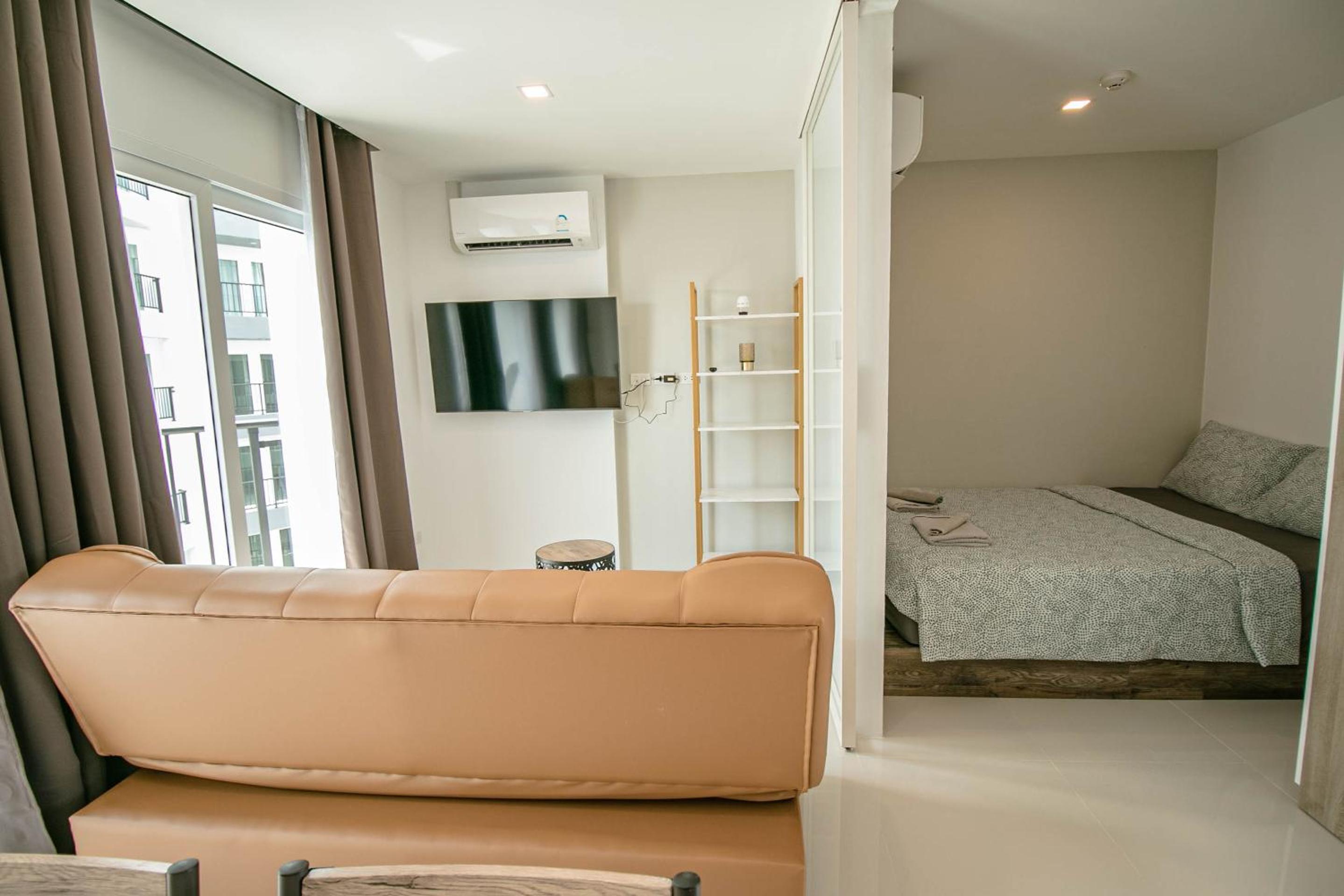 Apartment with Balcony - Photo 6