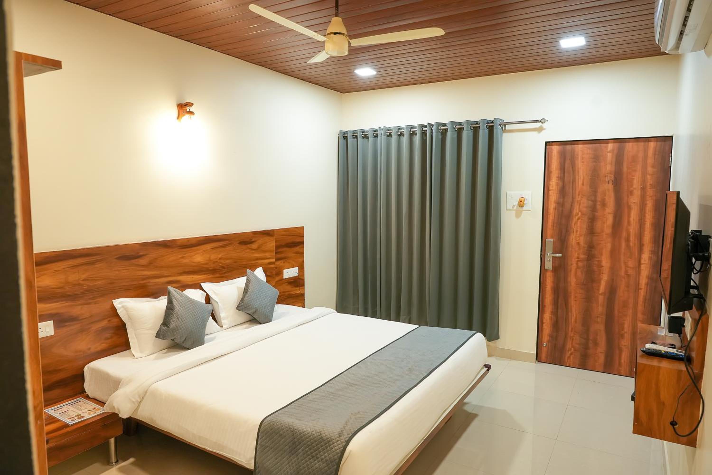 Deluxe Double Room (2 Adults + 1 Child)