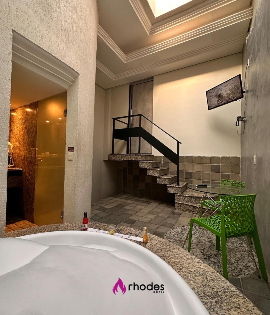 Deluxe Suite with Spa Bath - Photo 2