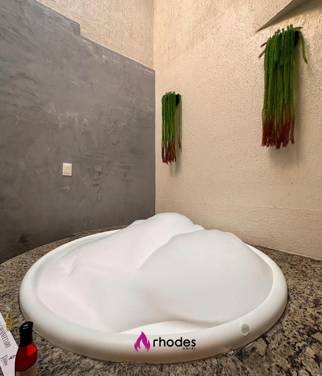 Deluxe Suite with Spa Bath - Photo 3
