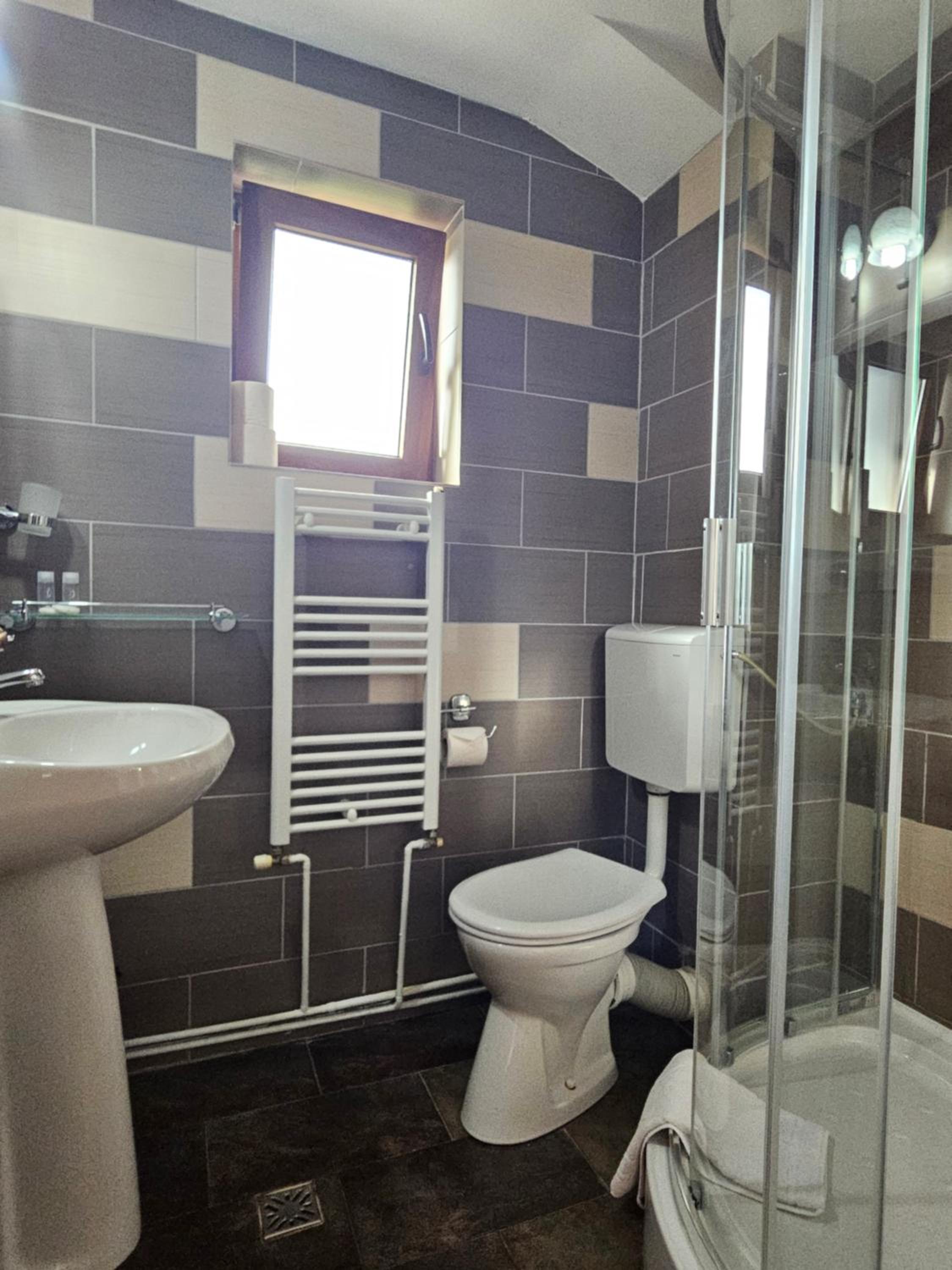 Twin Room - Photo 3