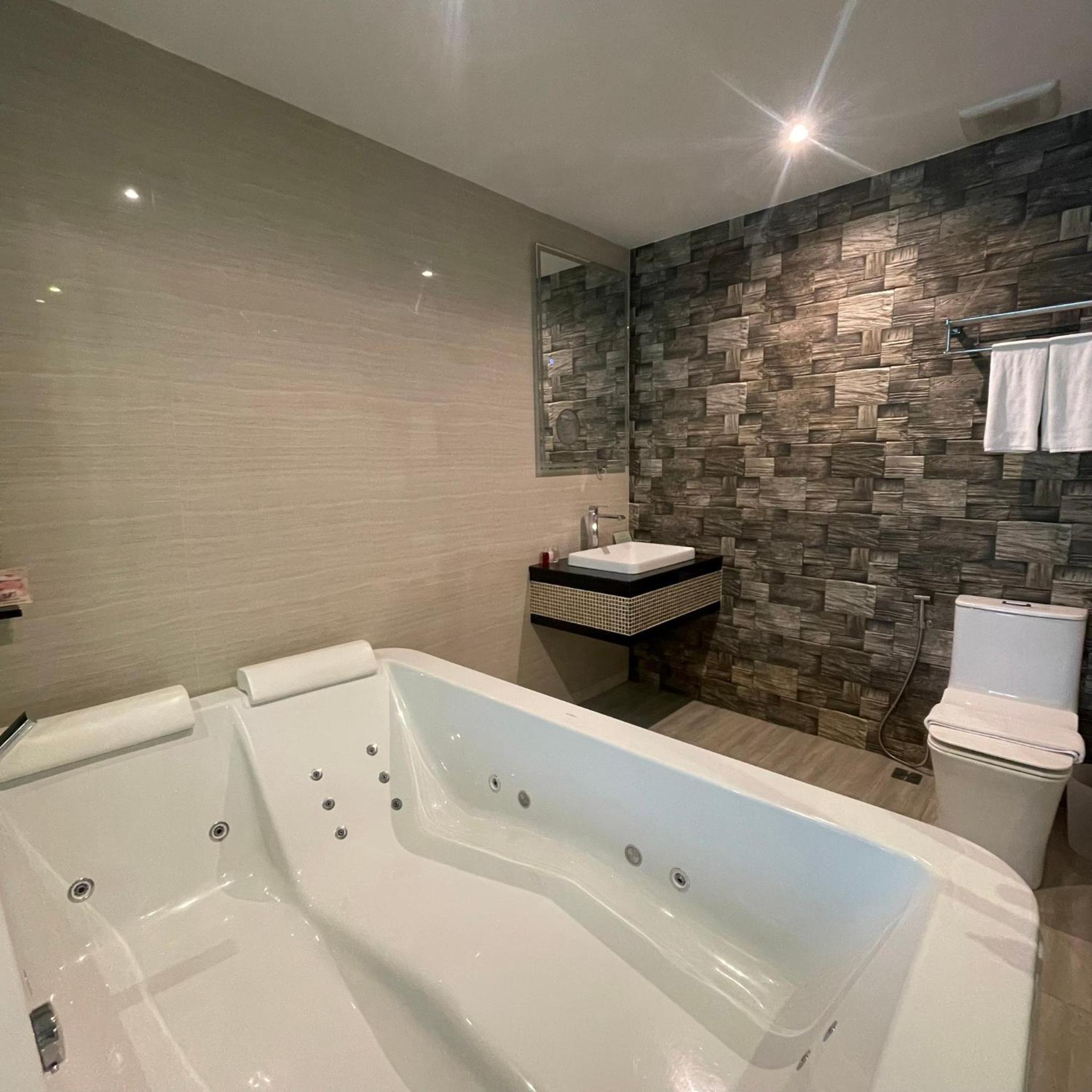 King Suite with Pool View photo 2