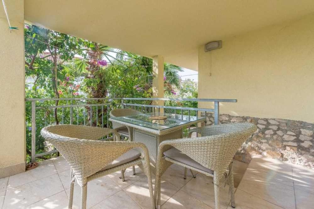 Apartment with Garden View