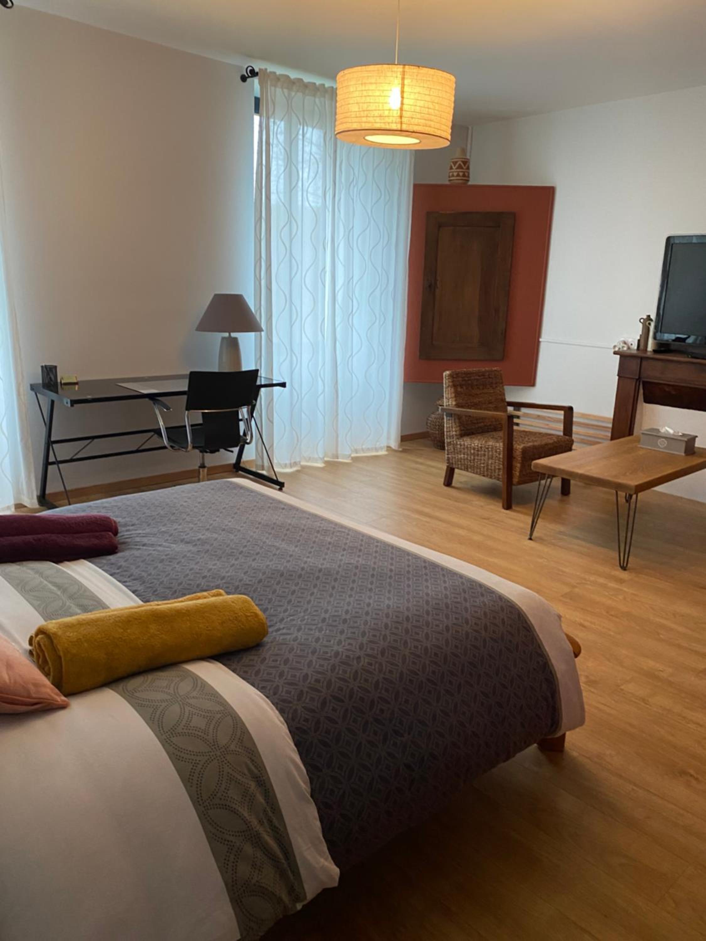 Deluxe Room (2 Adults + 1 Child) - Photo 2