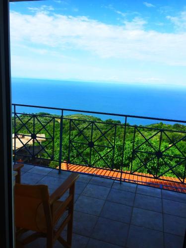 Deluxe Suite with Sea View - Photo 18