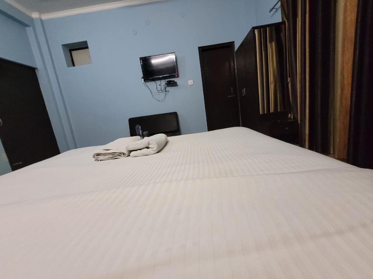 Deluxe Double Room (2 Adults + 1 Child)