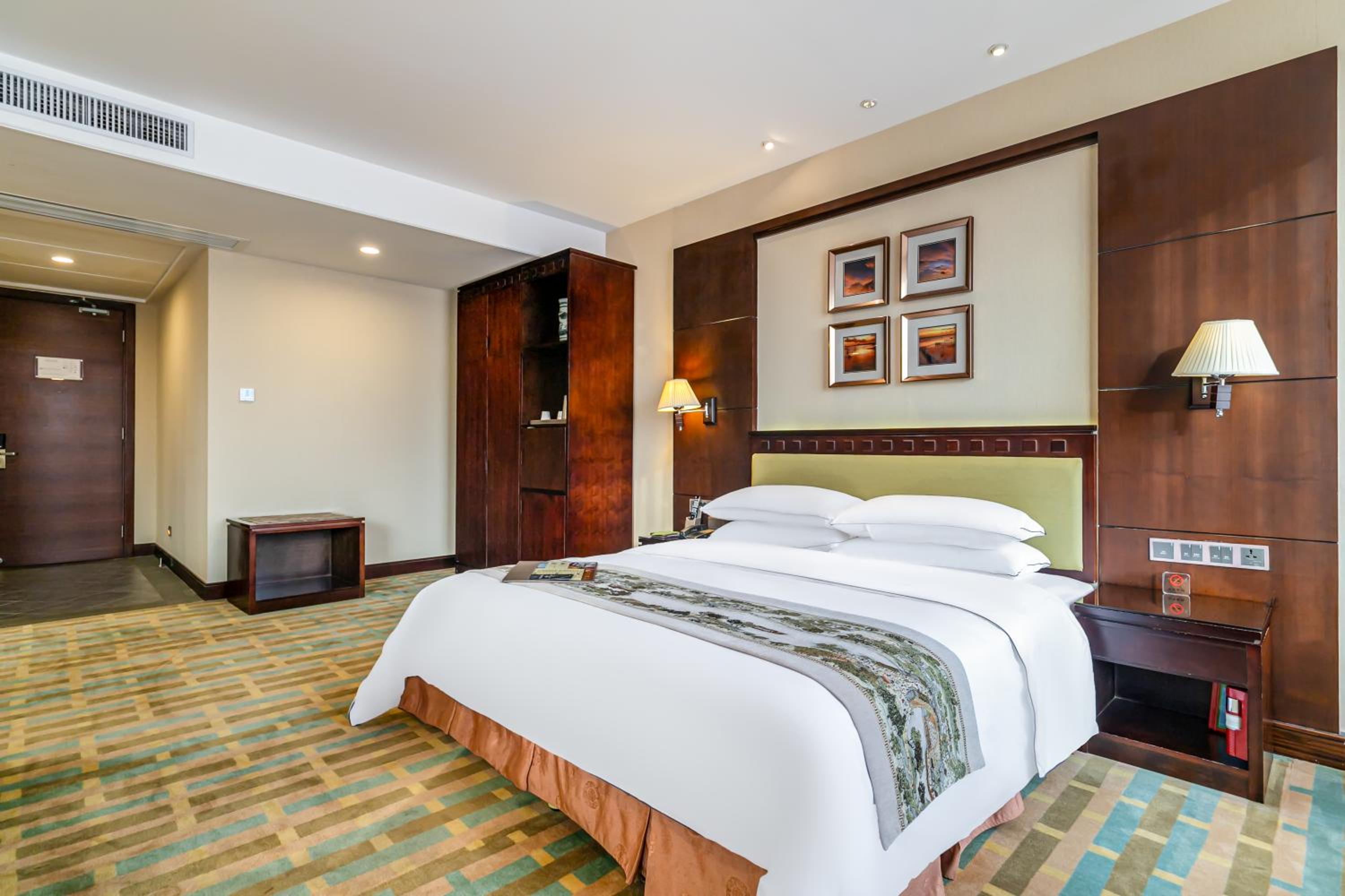 Deluxe Queen Room photo 1