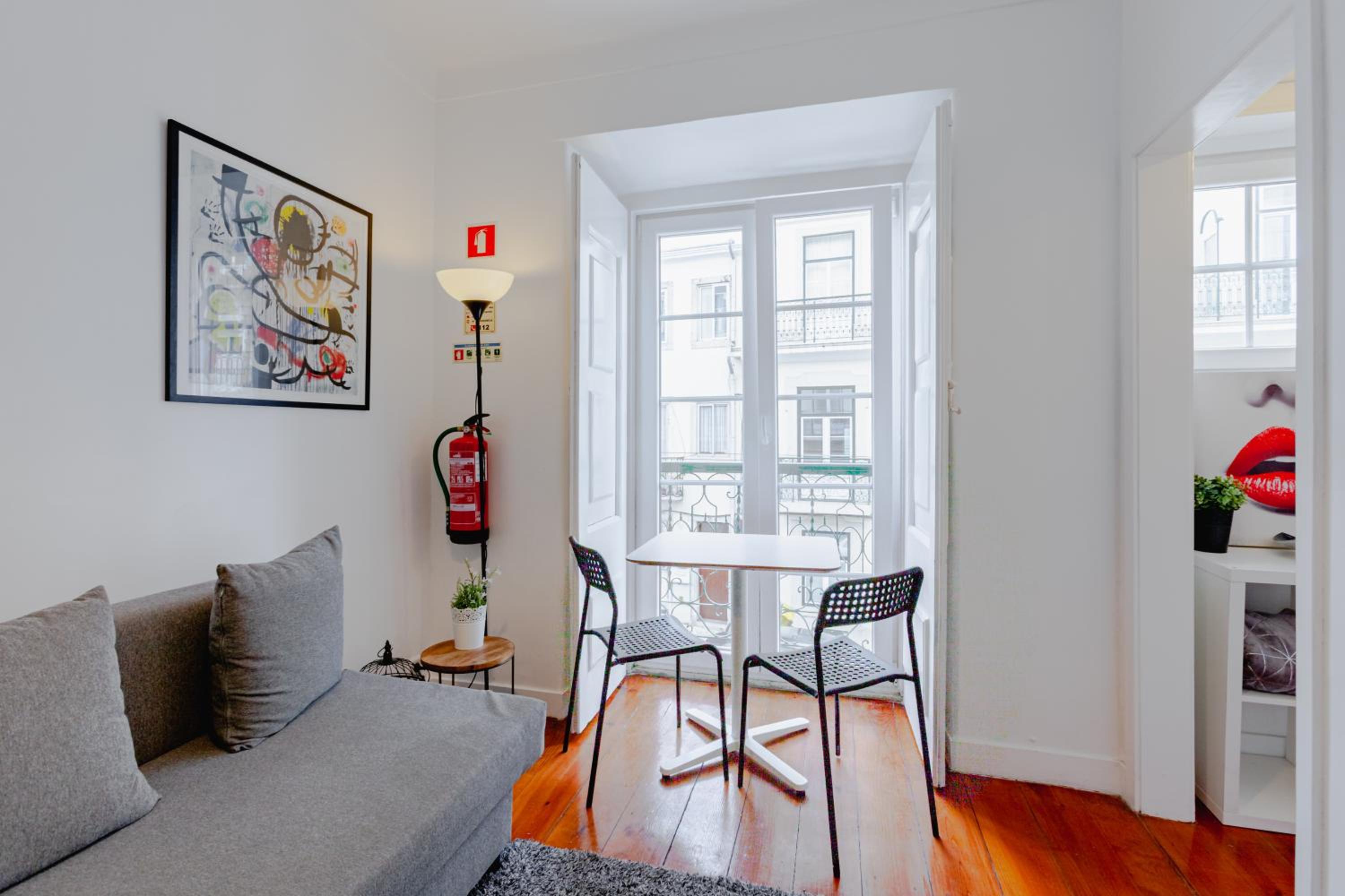 One-Bedroom Apartment photo 1