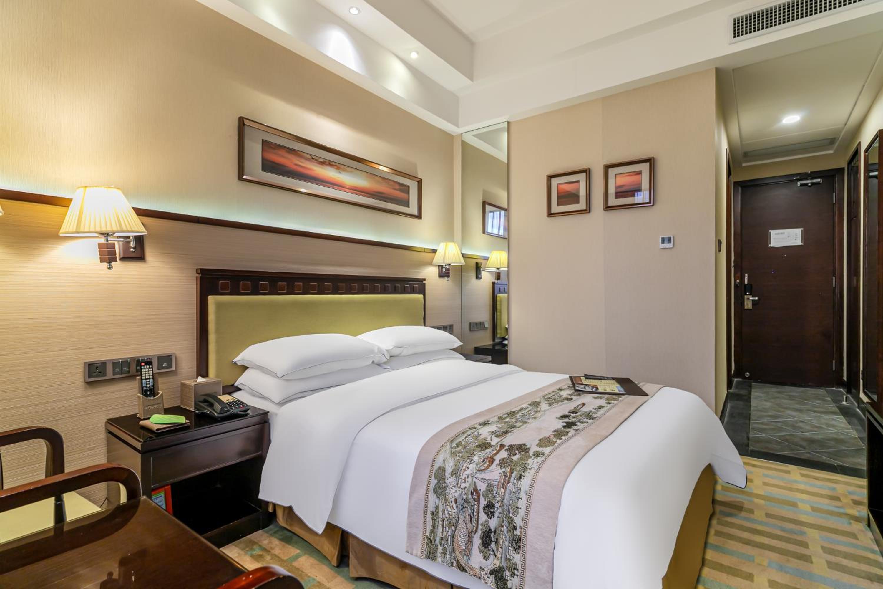 Deluxe Business Queen Room photo 3