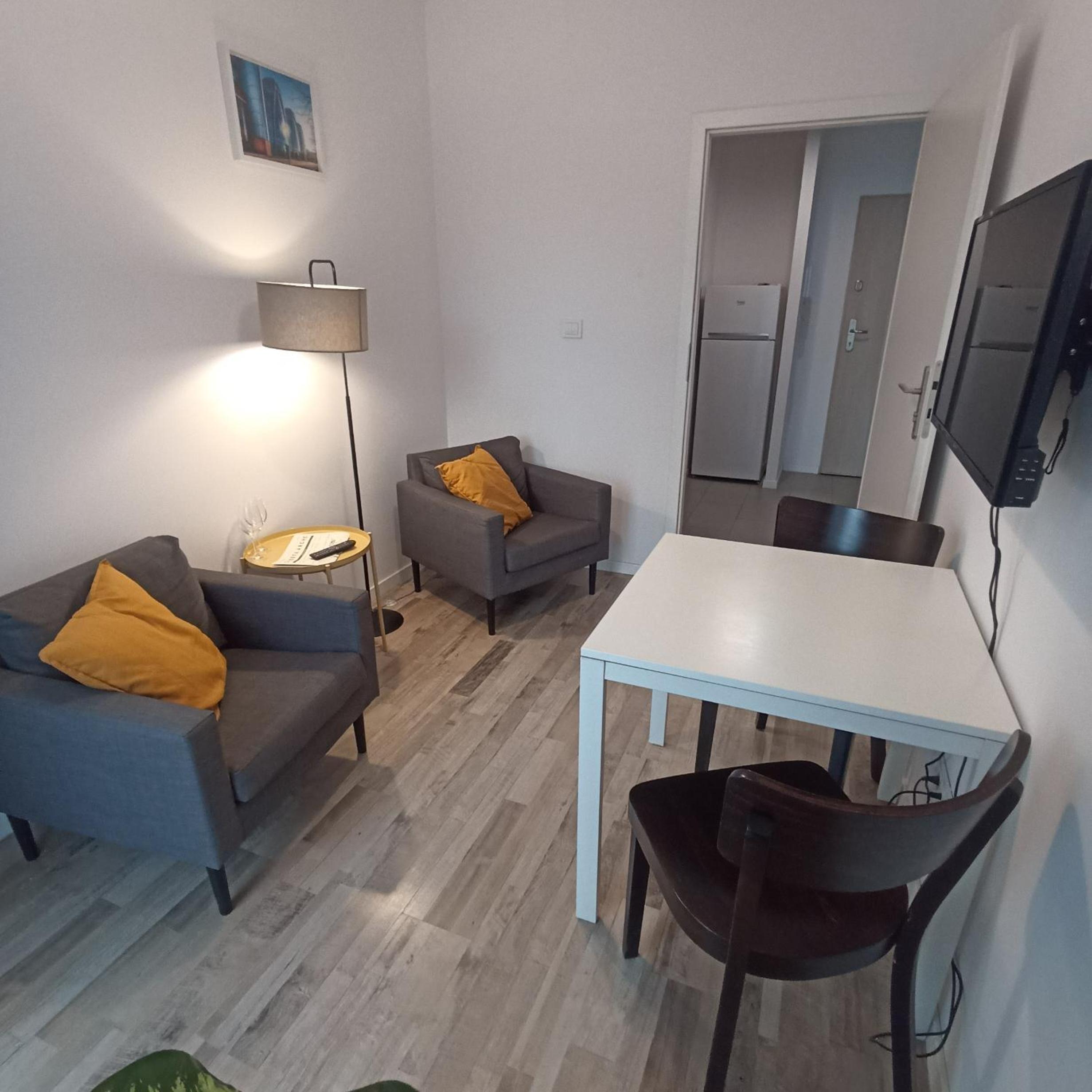 One-Bedroom Suite - Photo 4