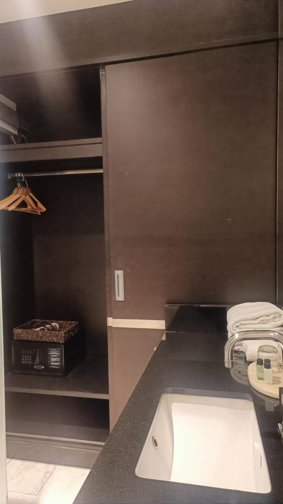 Deluxe King Room photo 2