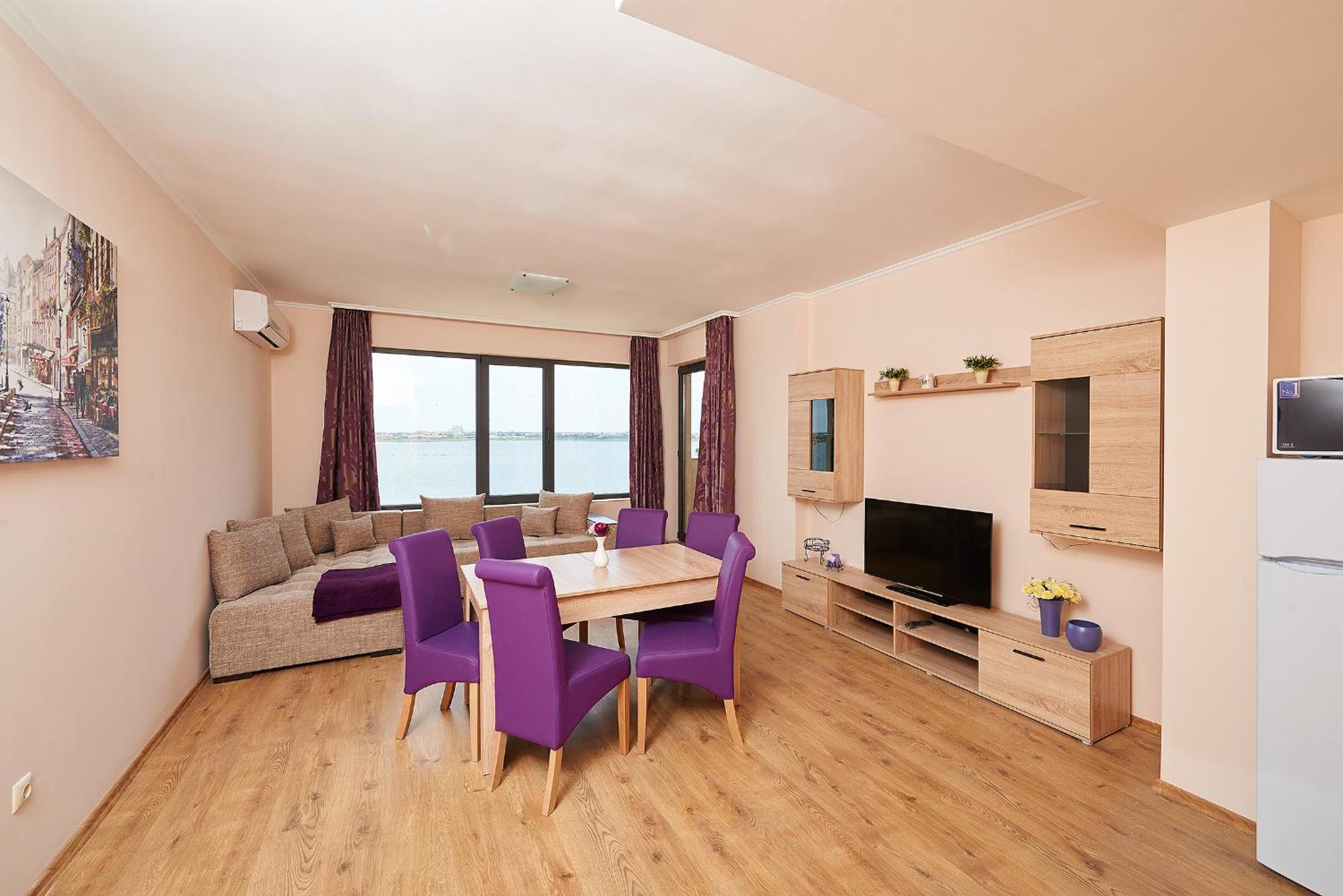 Two-Bedroom apartment with Lake and Sea View