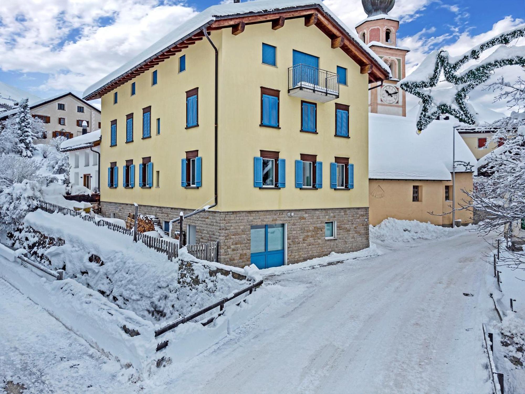 Apartment with Mountain View