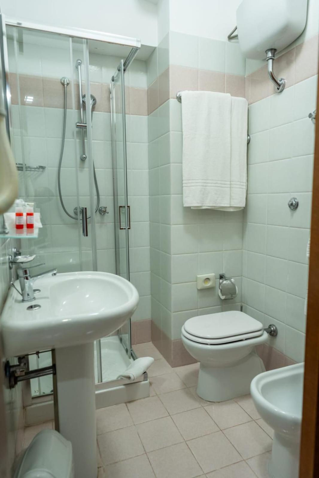 Standard Double Room - Photo 9