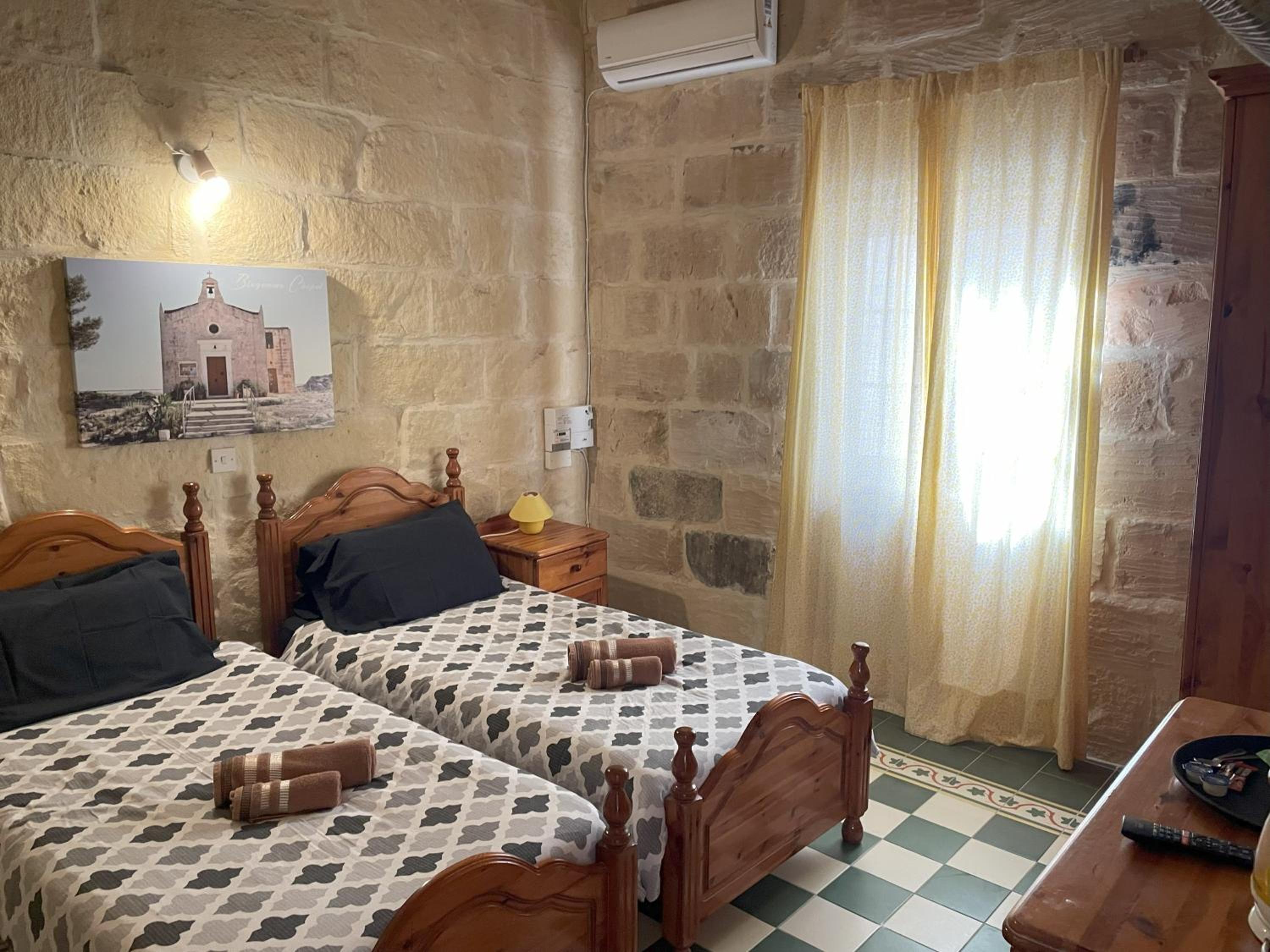 Standard Twin Room with Shared Bathroom