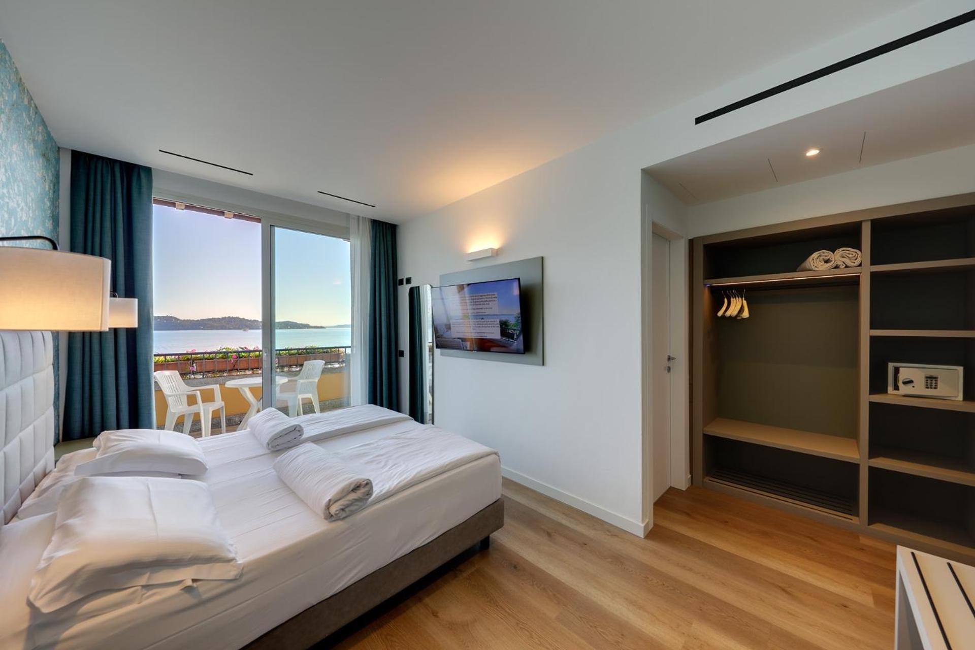 Superior Double or Twin Room with Lake View