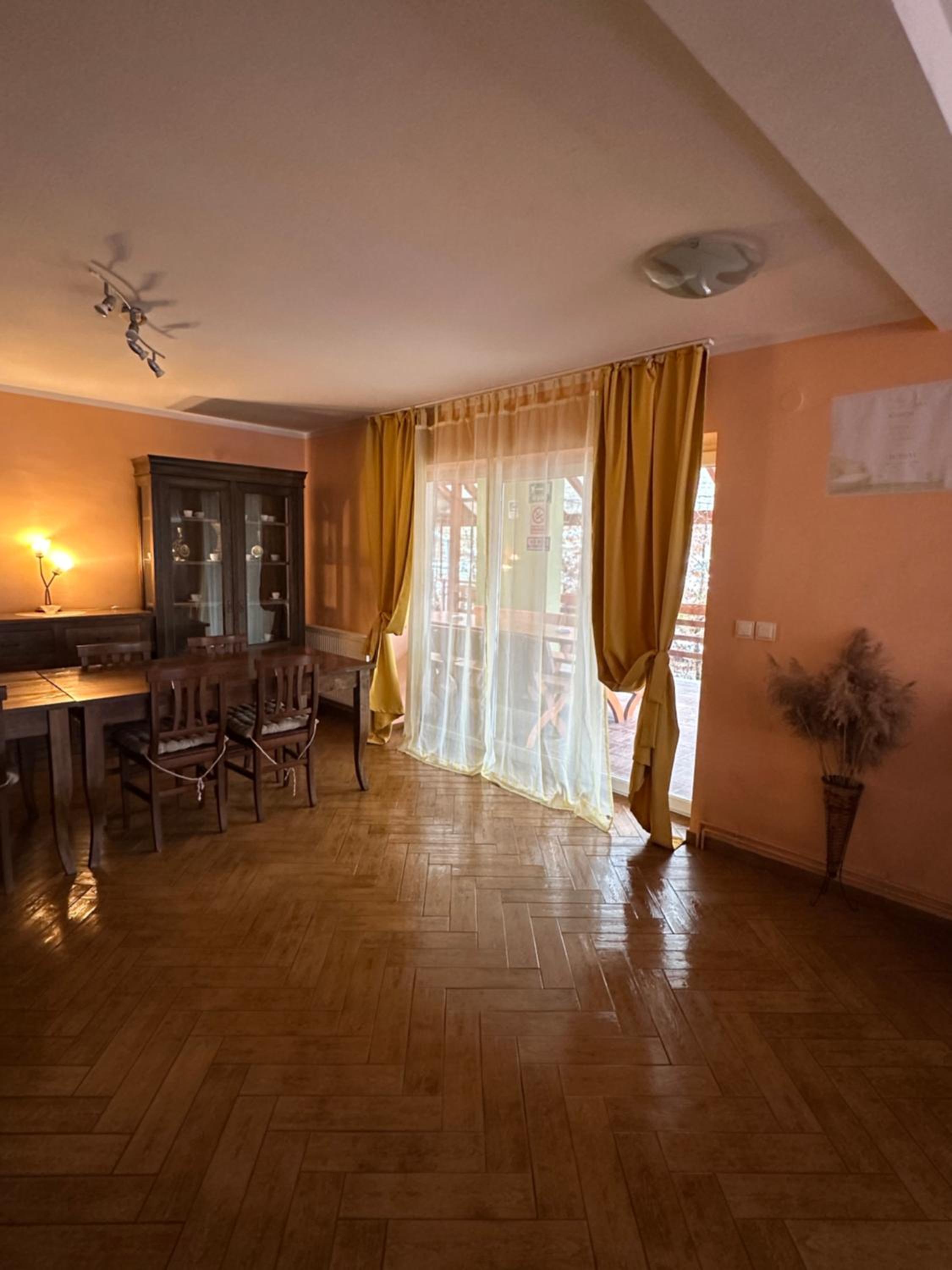 Six-Bedroom House photo 1
