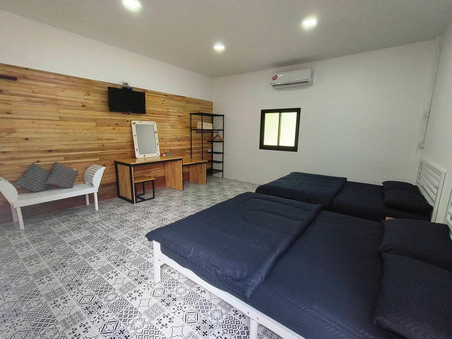 Family Room with Garden View - Photo 2