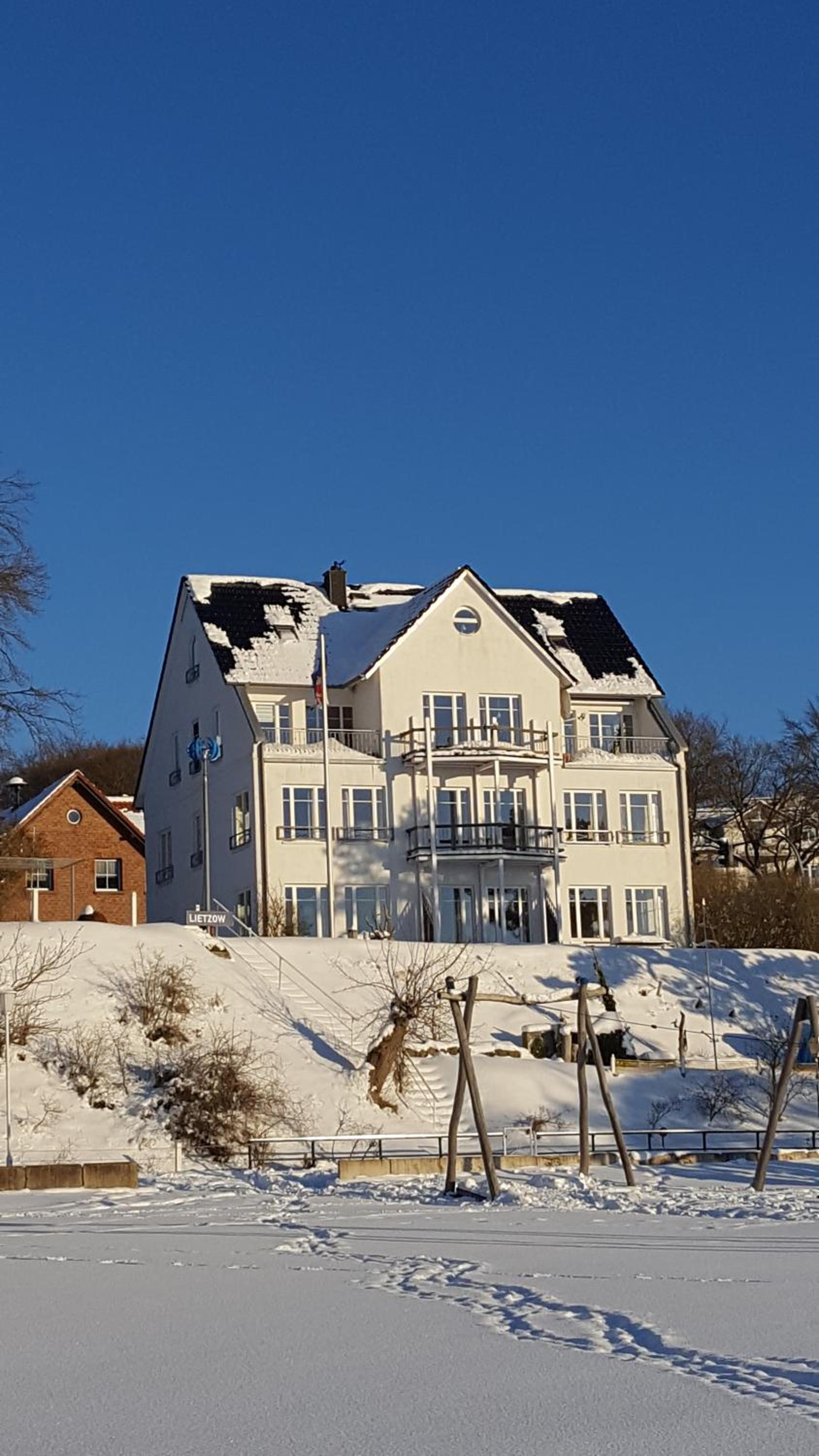 One-Bedroom Apartment with Sea View photo 2